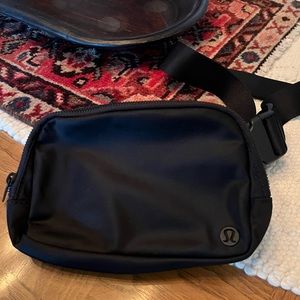MATTE BLACK HARDWARE. lululemon everywhere belt bag w/o extended strap.